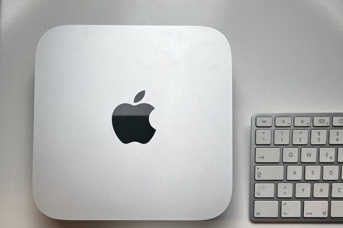 Apple Mac mini mit Tastatur auf hellem Schreibtisch – Basis für die KI-Agent-Box von eukalyptusdesign