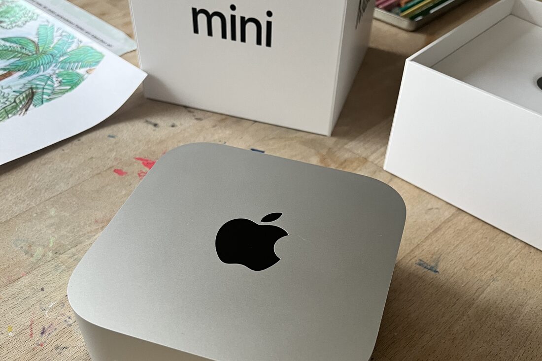 Apple Mac mini neben der „mini“-Verpackung auf einem Schreibtisch – lokale KI-Box von eukalyptusdesign