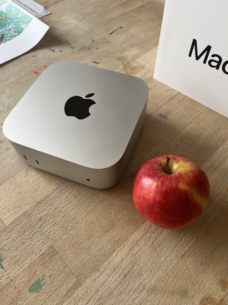 Mac Mini M4 Pro neben einem echten Apfel — unsere erste PoC-Hardware